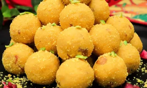 इस फेस्टिव सीजन आप भी घर पर बनाएं Besan Laddu इस फेस्टिव सीजन आप भी घर पर बनाएं Besan Laddu