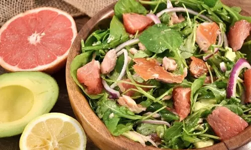 स्मोक्ड सैल्मन, ग्रेपफ्रूट और एवोकाडो लेट्यूस कप रेसिपी