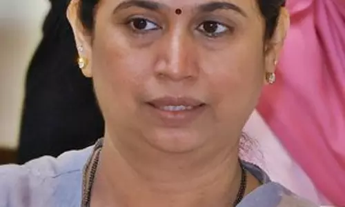 Karnataka की मंत्री लक्ष्मी हेब्बलकर और उनके भाई कार दुर्घटना में घायल Karnataka की मंत्री लक्ष्मी हेब्बलकर और उनके भाई कार दुर्घटना में घायल