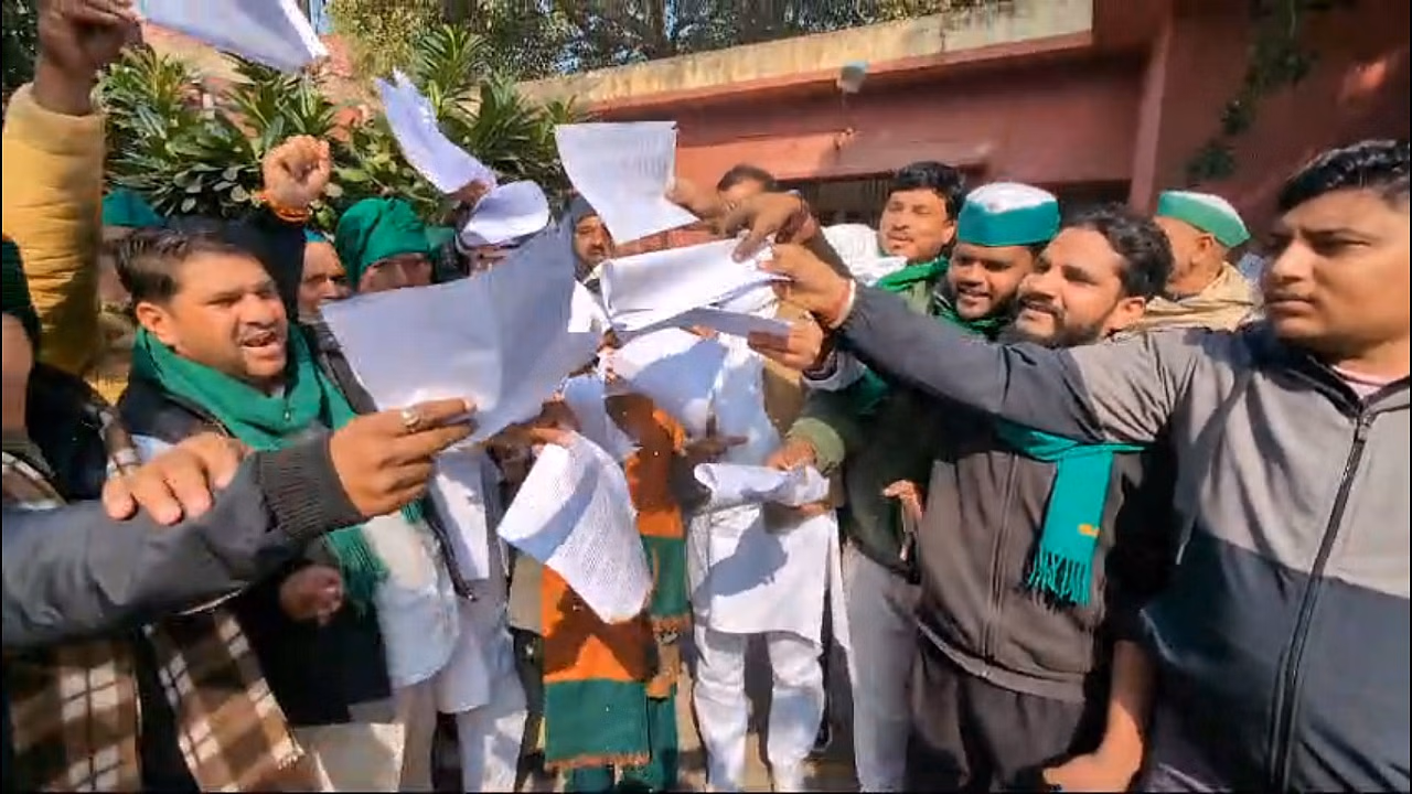 NCR Ghaziabad: किसानों ने खेती के मसौदे की प्रतियां जलाकर नारेबाजी की NCR Ghaziabad: किसानों ने खेती के मसौदे की प्रतियां जलाकर नारेबाजी की