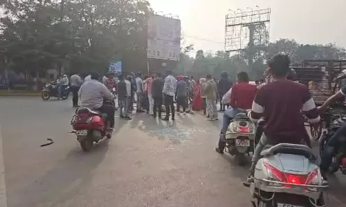 रायपुर भगत सिंह चौक में बड़ा हादसा, महिला गंभीर रूप से घायल