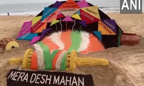 Odisha: रेत कलाकार सुदर्शन पटनायक ने फसल उत्सव के अवसर पर पुरी समुद्र तट पर रेत कला बनाई Odisha: रेत कलाकार सुदर्शन पटनायक ने फसल उत्सव के अवसर पर पुरी समुद्र तट पर रेत कला बनाई