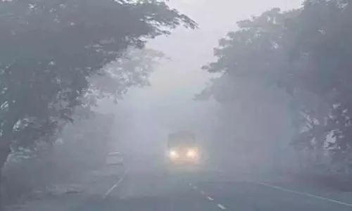 Hyderabad और आसपास के इलाकों में घना कोहरा छाया Hyderabad और आसपास के इलाकों में घना कोहरा छाया
