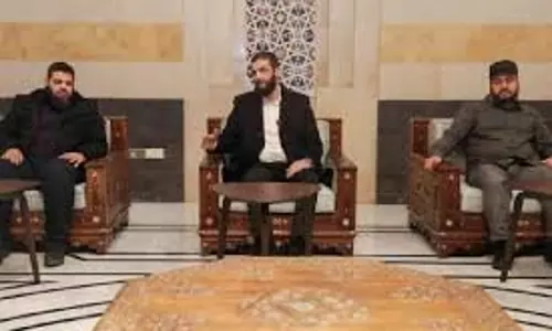 Syria की अंतरिम सरकार ने सेना के पुनर्गठन पर सशस्त्र गुटों के साथ समझौता किया Syria की अंतरिम सरकार ने सेना के पुनर्गठन पर सशस्त्र गुटों के साथ समझौता किया