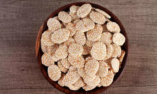 Sesame Jaggery Revdi बड़ों के साथ बच्चों को भी भाता है इसका स्वाद Sesame Jaggery Revdi बड़ों के साथ बच्चों को भी भाता है इसका स्वाद
