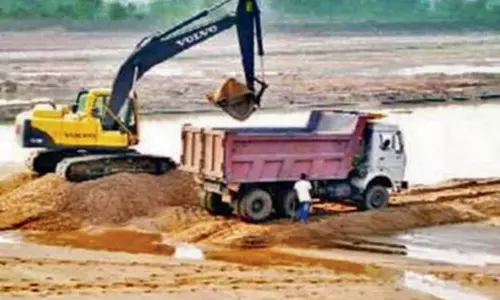 Odisha: मंत्री ने अवैध रेत ले जा रहे ट्रकों को रोका