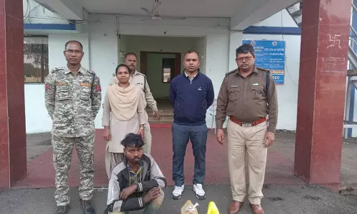 गांव में परोस रहा था महुआ शराब, युवक अरेस्ट