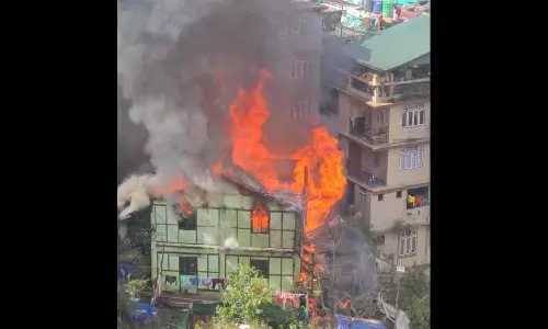Gangtok में आग से तीन मंजिला लकड़ी की इमारत जलकर राख