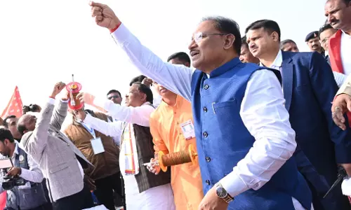 CM विष्णुदेव साय ने उड़ाई पतंग CM विष्णुदेव साय ने उड़ाई पतंग