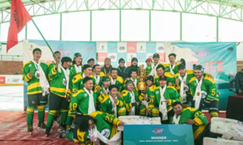 Ice Hockey League: कांग सिंग्स ने शानदार जीत के साथ सीजन 2 का पुरुष खिताब बरकरार रखा Ice Hockey League: कांग सिंग्स ने शानदार जीत के साथ सीजन 2 का पुरुष खिताब बरकरार रखा