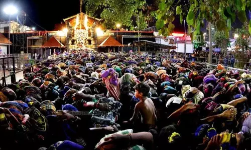 Kerala :  मकरविलक्कू पर कुछ ही घंटों में 27,000 से अधिक श्रद्धालु सबरीमाला मंदिर पहुंच गए