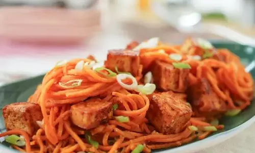 सुया-मसालेदार तले हुए टोफू के साथ नाइजीरियाई पैनकेक रेसिपी