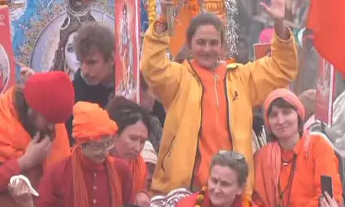 Yogmata Keiko Aikawa और दुनिया भर से आए श्रद्धालु कुंभ मेले में शांति की तलाश में जुटे