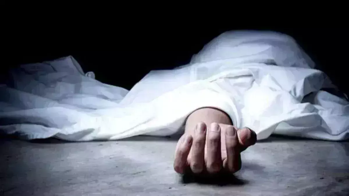 Satna: युवक की पत्थरों से सिर कुचलकर हत्या, मचा हड़कंप Satna: युवक की पत्थरों से सिर कुचलकर हत्या, मचा हड़कंप