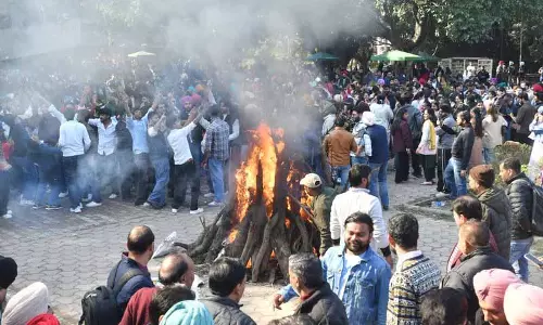 Chandigarh: अलाव और पारंपरिक परिधानों से लोहड़ी का उत्सव मनाया गया