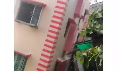 Kolkata की विद्यासागर कॉलोनी में इमारत ढह गई Kolkata की विद्यासागर कॉलोनी में इमारत ढह गई