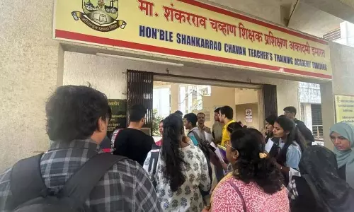 मुंबई यूनिवर्सिटी प्रशासन पर सवालिया निशान, परीक्षा केंद्रों पर अफरा-तफरी का माहौल मुंबई यूनिवर्सिटी प्रशासन पर सवालिया निशान, परीक्षा केंद्रों पर अफरा-तफरी का माहौल