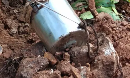 टिफिन बम से CRPF जवानों को उड़ाने की साजिश नाकाम टिफिन बम से CRPF जवानों को उड़ाने की साजिश नाकाम