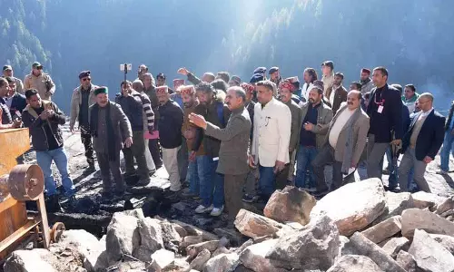 Sukhu ने कुल्लू गांव में भीषण आग से प्रभावित परिवारों के लिए सहायता की घोषणा की