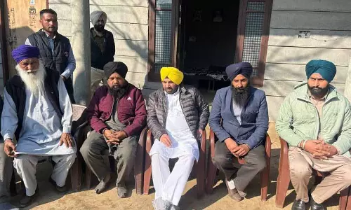 Amritsar: मंत्री ने शोक संवेदना व्यक्त करने के लिए शहीद सैनिक के गांव का दौरा किया