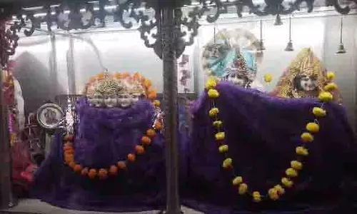 Raisen: मंदिरों में देवी देवताओं को कड़ाके की सर्दी से बचाने पहनाए गर्म कपड़े, कंबल Raisen: मंदिरों में देवी देवताओं को कड़ाके की सर्दी से बचाने पहनाए गर्म कपड़े, कंबल
