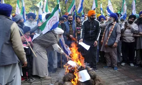 Amritsar: किसान यूनियनों ने नई कृषि विपणन नीति की मसौदा प्रतियां जलाईं Amritsar: किसान यूनियनों ने नई कृषि विपणन नीति की मसौदा प्रतियां जलाईं