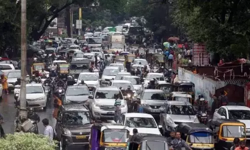सड़कों पर दफ्तर से घर जाने की जल्दी में लोगों के वाहन एक-दूसरे से होड़
