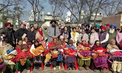 कैबिनेट मंत्री और अधिकारी Lohri मनाने के लिए निवासियों के साथ शामिल हुए कैबिनेट मंत्री और अधिकारी Lohri मनाने के लिए निवासियों के साथ शामिल हुए