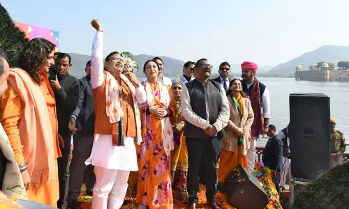 Jaipur:  मुख्यमंत्री ने पतंग उड़ाकर कर्मशील एवं दानशील बनने का दिया संदेश