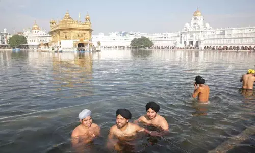 ठंड के बावजूद श्रद्धालु ‘Maghi’ मनाने के लिए स्वर्ण मंदिर पहुंचे ठंड के बावजूद श्रद्धालु ‘Maghi’ मनाने के लिए स्वर्ण मंदिर पहुंचे