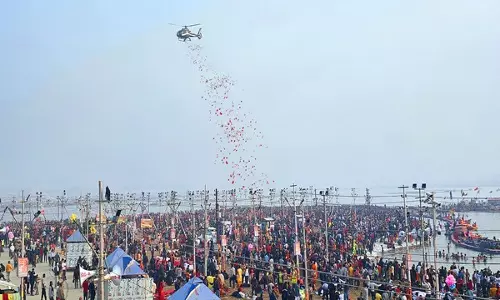 Mahakumbh: योगी सरकार ने लगातार दूसरे दिन घाटों और अखाड़ों पर पुष्प वर्षा की