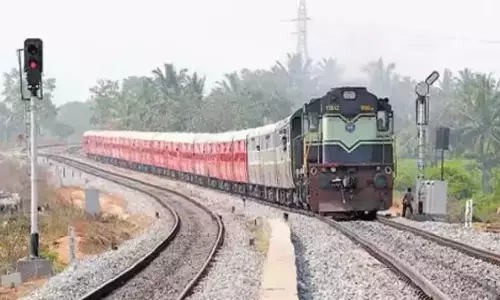 Bareilly-Pilibhit रेलवे लाइन पर बड़ा पत्थर मिला, जांच जारी Bareilly-Pilibhit रेलवे लाइन पर बड़ा पत्थर मिला, जांच जारी