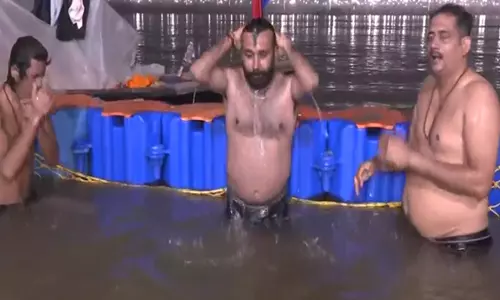 Maha Kumbh: त्रिवेणी संगम पर श्रद्धालुओं ने किया अमृत स्नान, आरती में हुए शामिल