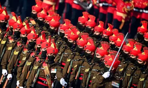 Editorial: संविधान में दिए गए अधिकारों को अक्सर वास्तविक व्यवहार में नकार दिया जाता है