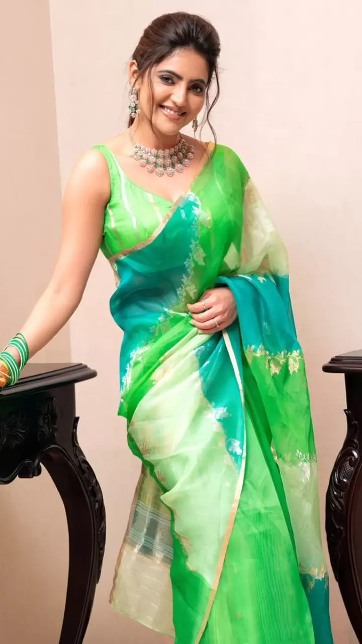 साड़ी में खूबसूरत लगी अतुल्य रवि