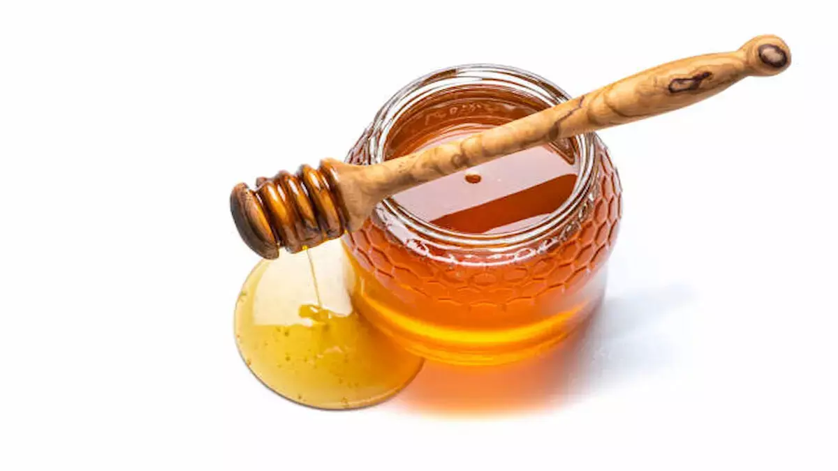 Honey for Hair: शहद सेहत के साथ-साथ बालों के लिए भी है फायदेमंद