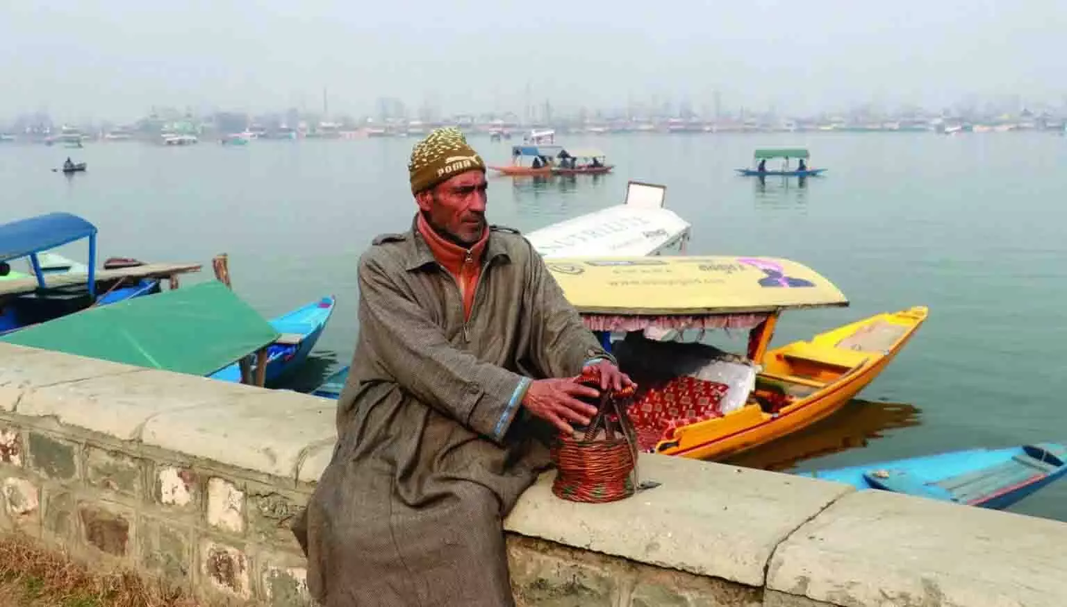 कश्मीर शीतलहर की चपेट में, पारा हिमांक बिंदु से नीचे