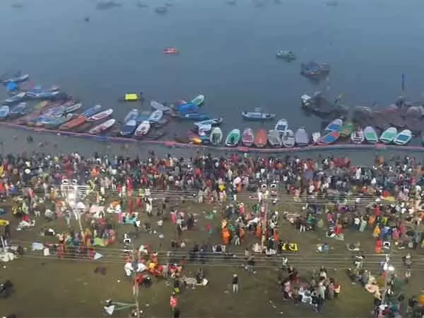 MahaKumbh Mela के तीसरे दिन त्रिवेणी संगम पर श्रद्धालुओं का आना जारी रहा