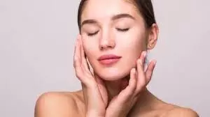 Skin Care: रात को सोने से पहले त्वचा पर लगाएं ये 3 चीजें, चेहरा हो जाएगा चमकदार