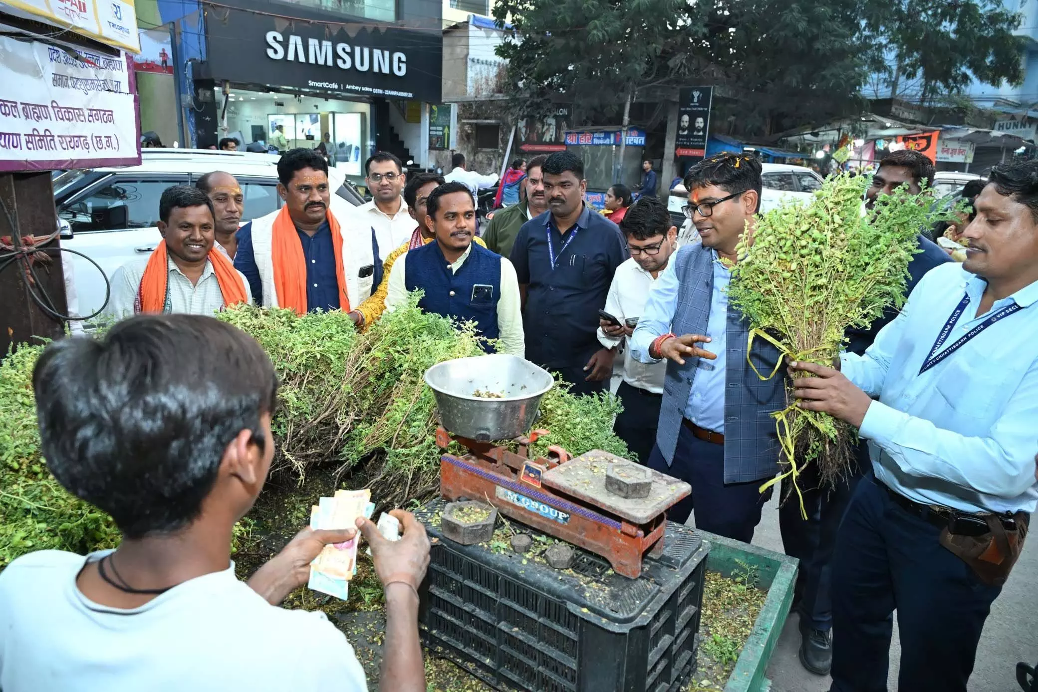 चना बूट खरीदने मंत्री ओपी चौधरी ने रुकवाया काफिला, बेच रहे युवा की तारीफ की