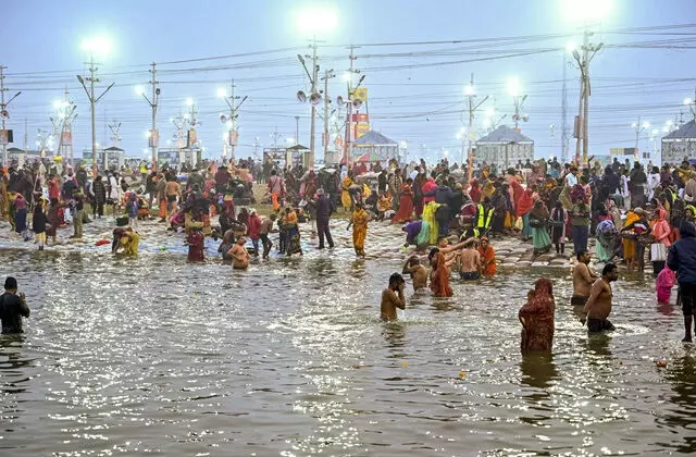 Maha Kumbh: श्रद्धालुओं ने कड़ाके की ठंड के बावजूद संगम में लगाई पवित्र डुबकी