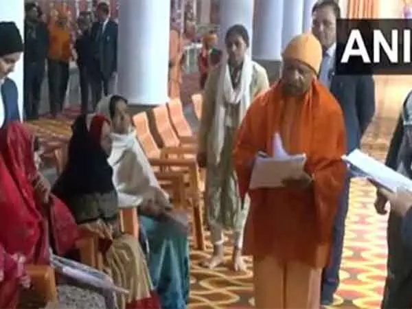 CM Yogi ने गोरखनाथ मंदिर में किया जनता दर्शन कार्यक्रम