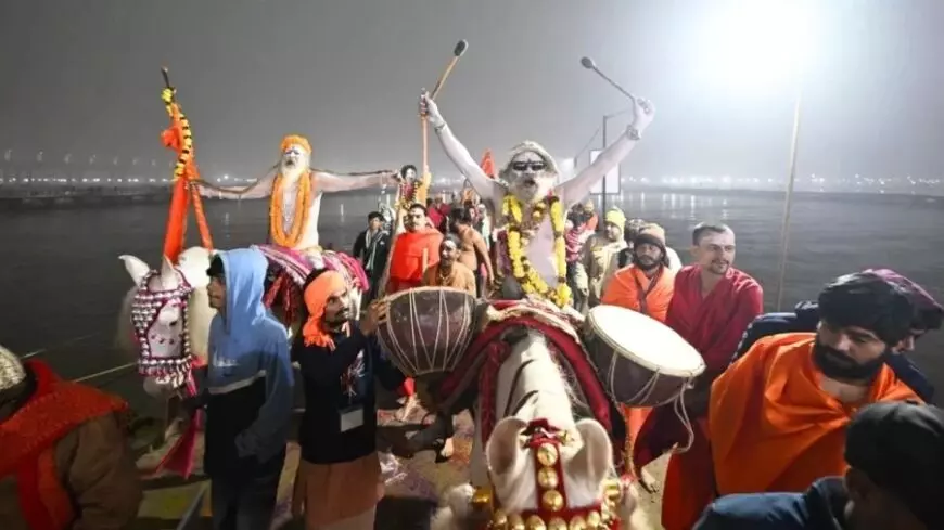 Prayagraj: प्रथम अमृत स्नान के दौरान त्रिवेणी तट पर नागा साधु बने आकर्षण का केंद्र