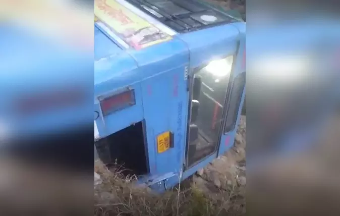 बस दुर्घटना में 7 लोग घायल बस दुर्घटना में 7 लोग घायल