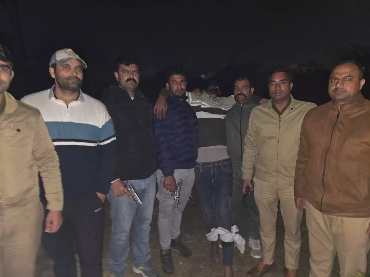 पुलिस ने मुठभेड़ में बदमाश को किया गिरफ्तार, लूट का सामान, अवैध हथियार बरामद