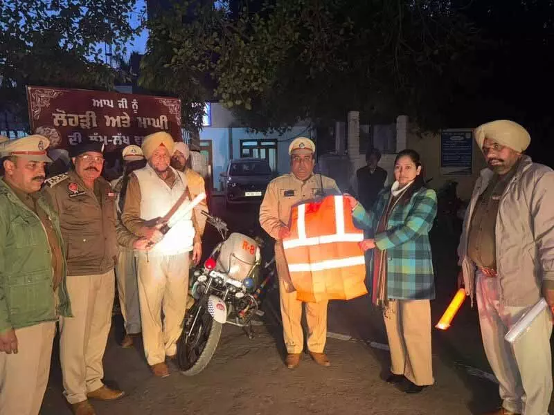 Jalandhar: यातायात पुलिसकर्मियों को रिफ्लेक्टर जैकेट वितरित किए गए