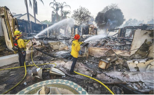 खतरनाक मौसम की चेतावनी के बीच अग्निशमन कर्मी Los Angeles के जंगलों में लगी आग पर काबू पाने के लिए संघर्ष कर रहे