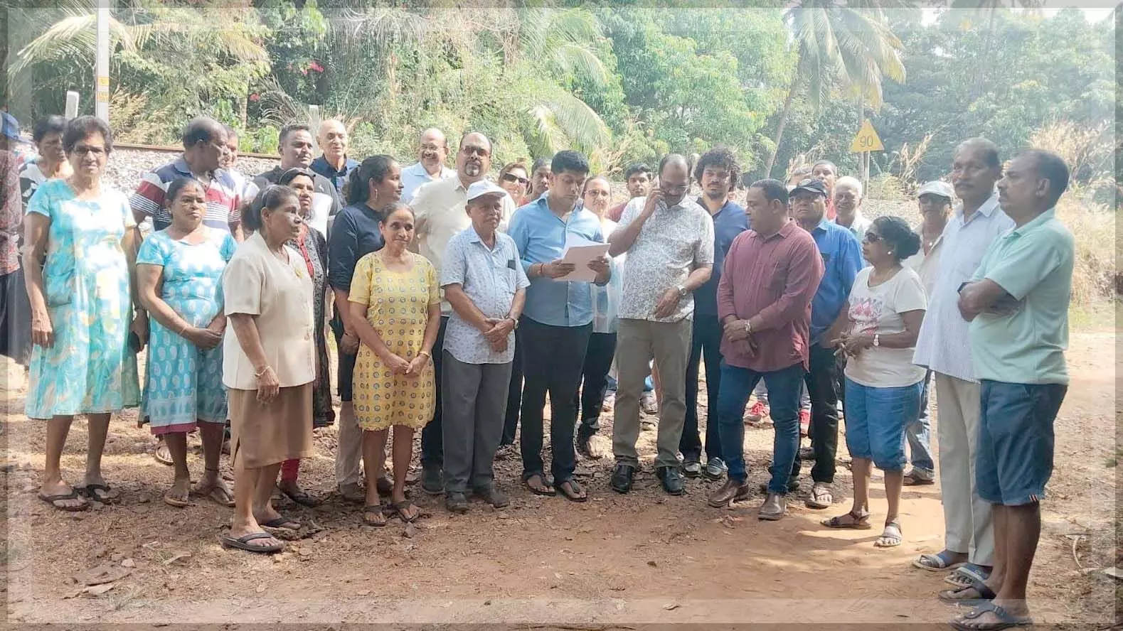 Goa: प्राइमेरियो वड्डो निवासी संपत्ति के दस्तावेजों के साथ रेलवे निर्माण के खिलाफ़ डटे हुए