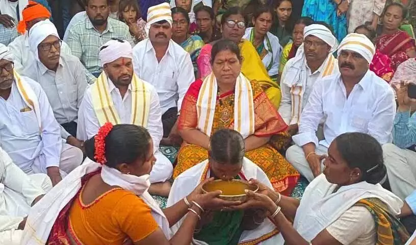 Adilabad में आदिवासी महिला ने 2 किलो तिल का तेल गटक लिया