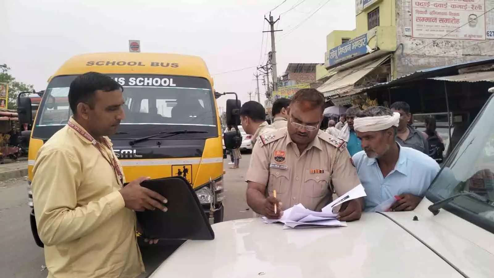 टास्क फोर्स द्वारा जांच के दौरान School Buses का चालान किया गया